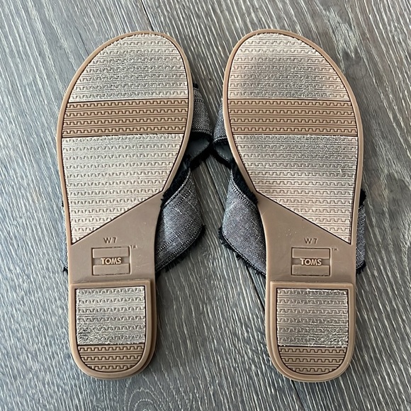 Tom’s Viv Criss cross slide. Size 7W - Picture 5 of 5